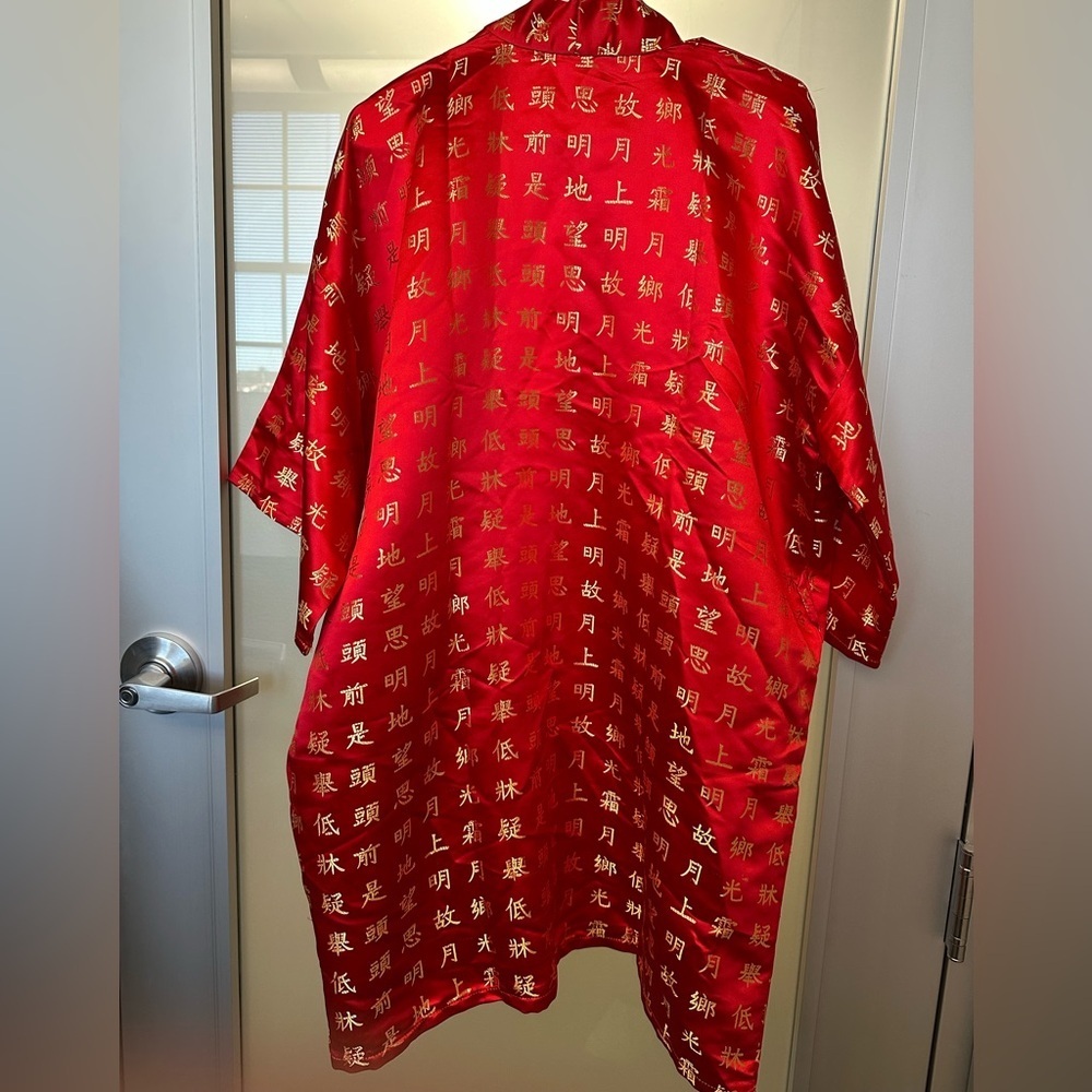 NWT 100% silk kimono , robe, vintage , Red gold, Chinese characters, w/ Belt XL - Picture 7 of 7